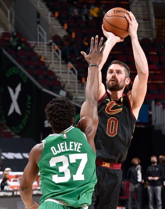 体育直击CBA：新疆险胜辽宁 赢下第三场“疆辽大战”